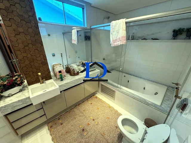 Imagem 12: Sobrado de Alto Padrão à Venda no Jardins Madri - 4 Suítes, 338 m² e Piscina, Pronto
