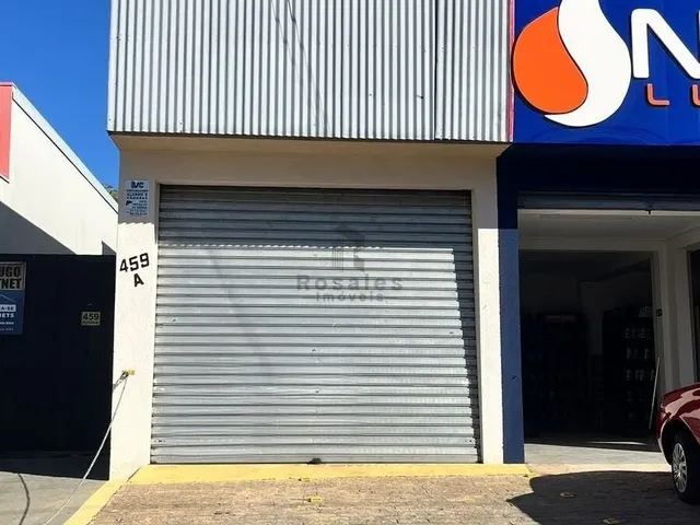 Imagem: A loja possui 2 Banheiros, 1 Vaga na garagem, 100m² de