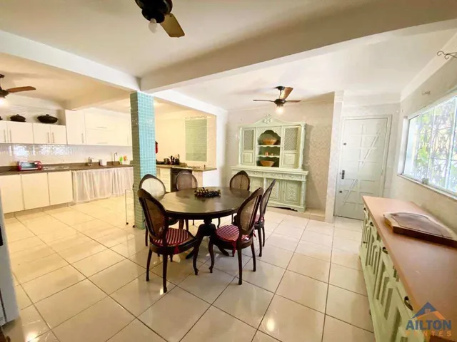 Imagem 7: Casa Duplex Alto Padrão com 4 Suítes Disponível p/ Venda ou Locação Anual no Bairro