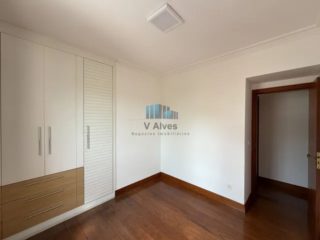 Imagem 1: Apartamento com 127m², 4 quartos, suíte e 2 vagas. À venda, em ponto nobre do bairro