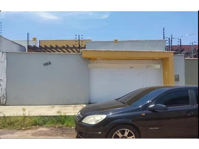 Imagem: A casa possui 1 Dormitório, 1 Suíte, 3 Banheiros, 2 Vagas