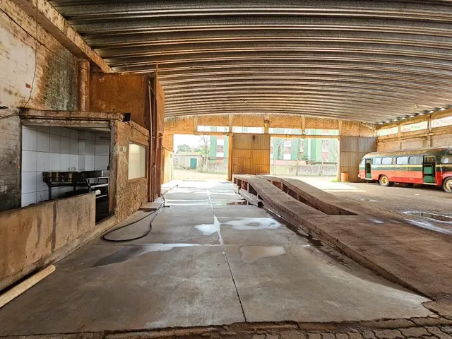 Imagem 2: Oportunidade Imperdível: Casa Comercial com Terreno Amplo para venda