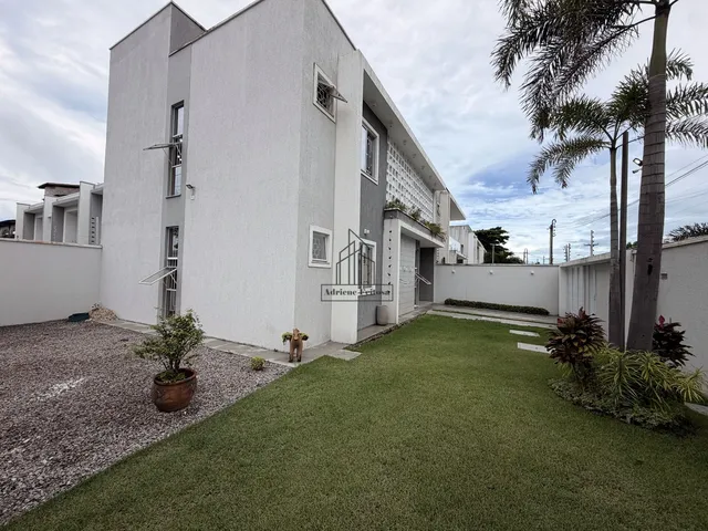Imagem: Casa Duplex de esquina com amplo terreno