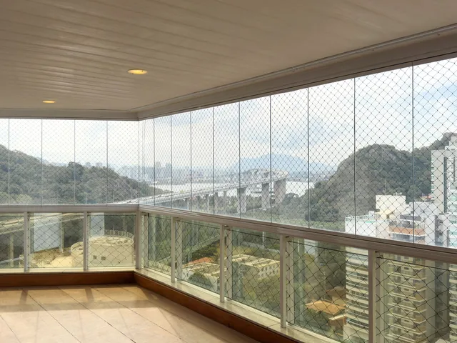 Imagem: A casa possui 3 Dormitórios, 3 Suítes, 5 Banheiros,