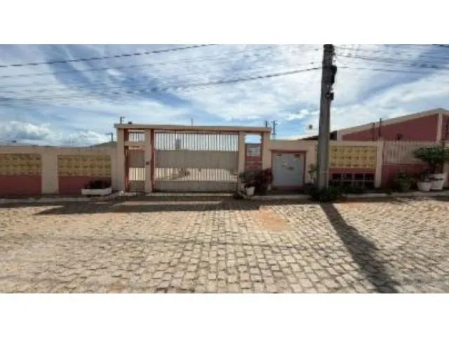 Imagem: A casa possui 3 Dormitórios, 1 Suíte, 2 Banheiros, 1 Vaga