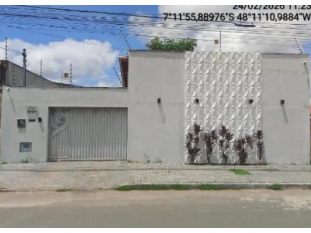 Imagem: A casa possui 3 Dormitórios, 3 Banheiros, 360m² de Área