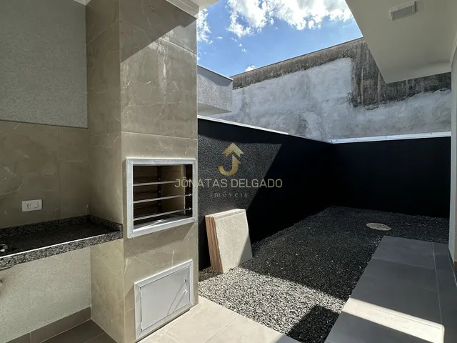 Imagem: A casa possui 3 Dormitórios, 1 Suíte, 2 Banheiros, 2