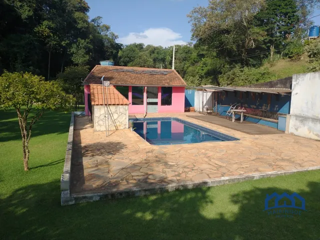 Imagem: Chácara com 5 Quartos e 3 Banheiros À