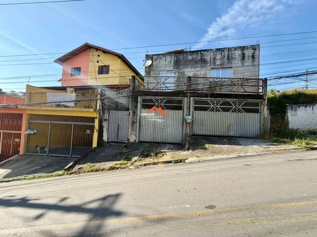 Imagem: A casa possui 3 Dormitórios, 1 Suíte, 1 Banheiro, 3 Vagas