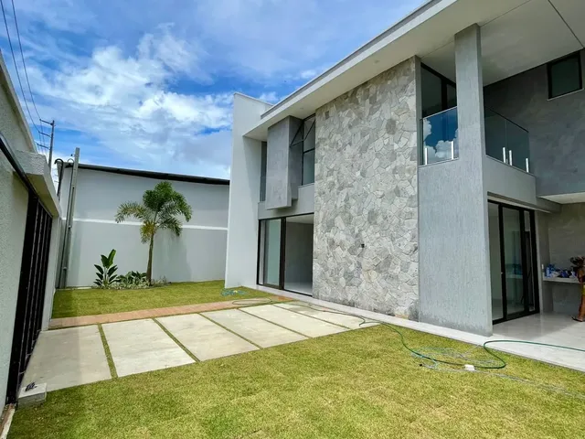 Imagem: A casa possui 4 Dormitórios, 4 Suítes, 4 Banheiros, 3
