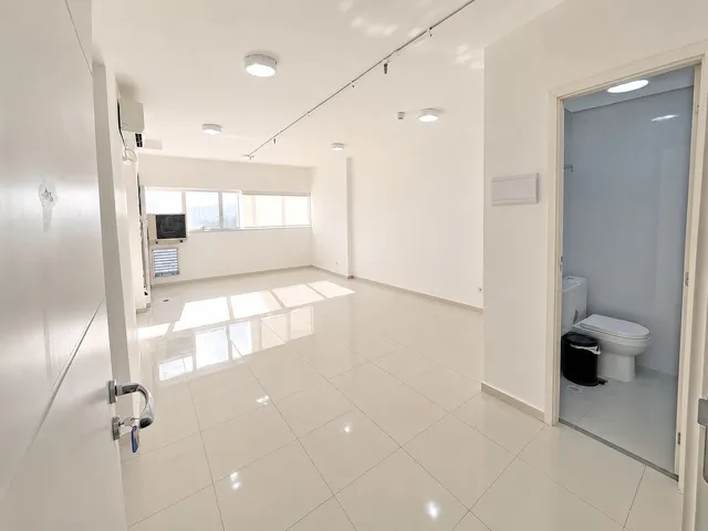 Imagem: A sala comercial possui 1 Banheiro, 200 Vagas na garagem,
