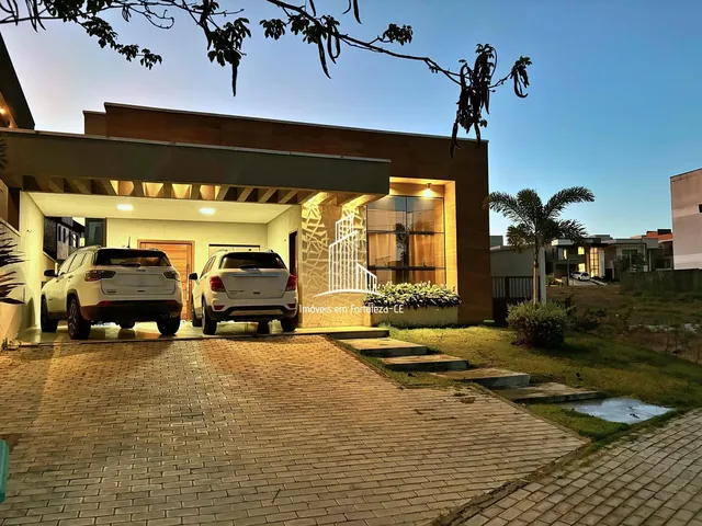 Imagem: A casa possui 3 Dormitórios, 3 Suítes, 4 Banheiros, 2 Vagas