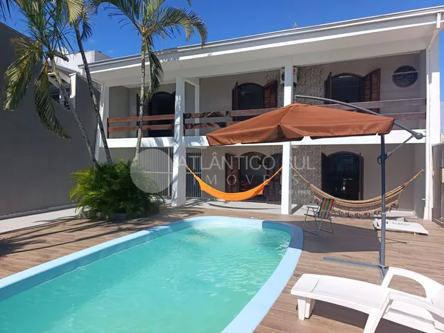 Imagem: Casa com piscina a 240 metros do Mar em