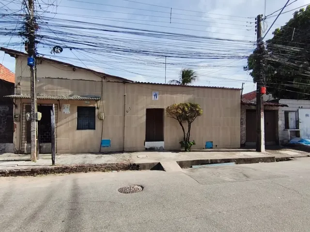 Imagem: A casa possui 7 Dormitórios, 1 Suíte, 6 Banheiros, 1 Vaga