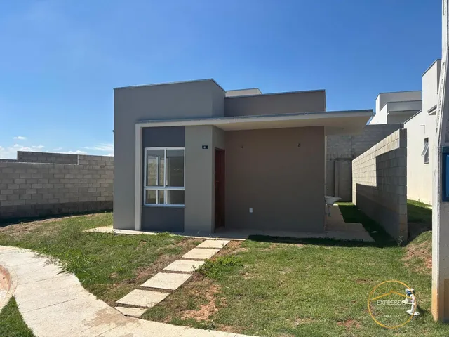 Imagem: A casa possui 3 Dormitórios, 1 Suíte, 1 Banheiro, 2 Vagas