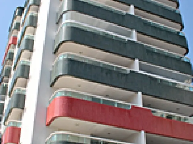 Imagem: O apartamento possui 2 Dormitórios, 1 Suíte, 2 Banheiros,