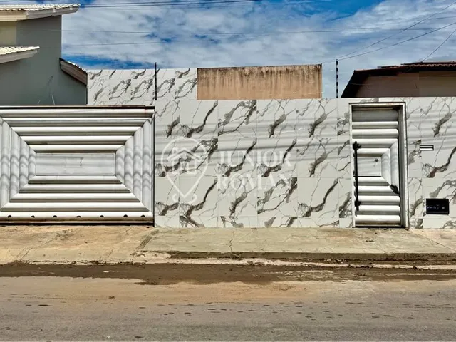 Imagem: A casa possui 3 Dormitórios, 1 Suíte e está localizado em