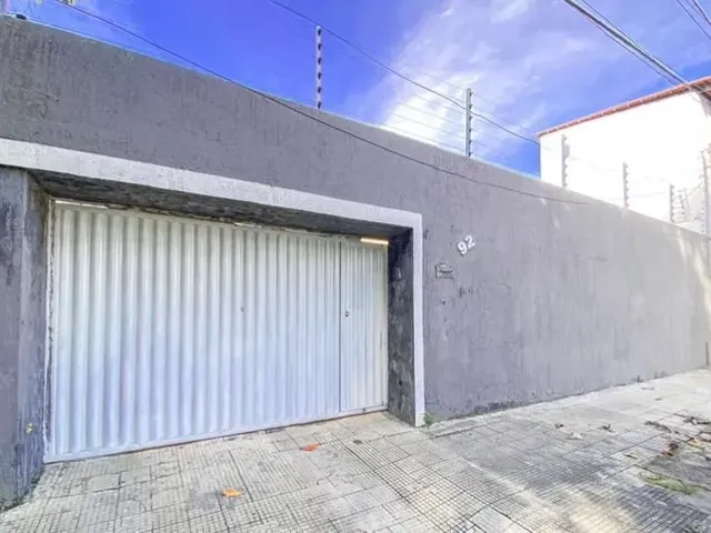 Imagem: A casa possui 4 Dormitórios, 2 Suítes, 3 Banheiros, 4