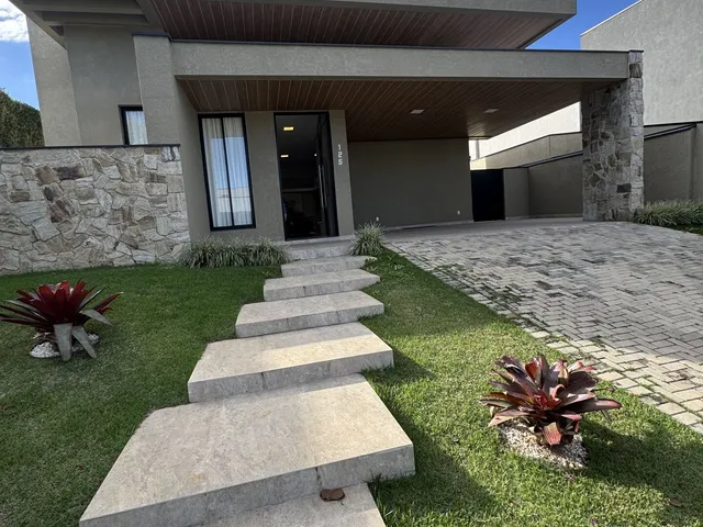 Imagem: A casa possui 3 Dormitórios, 3 Suítes, 5 Banheiros, 5