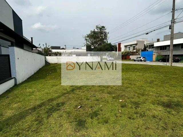 Imagem: Lote de esquina plano com 360m² no condomínio