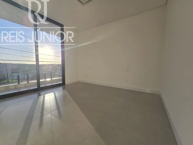 Imagem 4: Casa NOVA em Alphaville III, com 4 suítes e piscina privativa