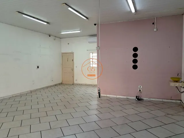 Imagem: A loja possui 2 Banheiros, 6 Vagas na garagem, 60m² de