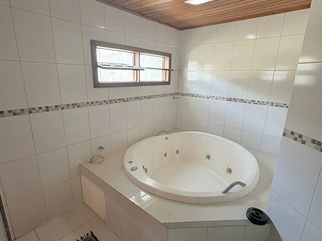 Imagem 2: Viva o sonho da casa própria em Ipitanga! Casa com 3 quartos, 3 suítes e 6 vagas de