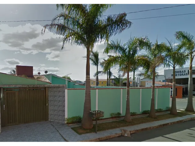 Imagem: A casa possui 2 Dormitórios, 1 Suíte, 1 Banheiro e está