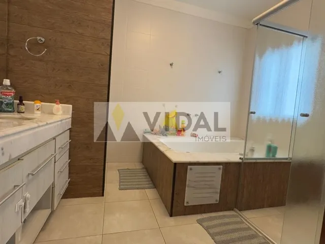 Imagem 5: Sobrado Amplo em Localização Privilegiada com Fundo para Mata, 4 Dormitórios e Piscina À Venda por R$2.300.000,00