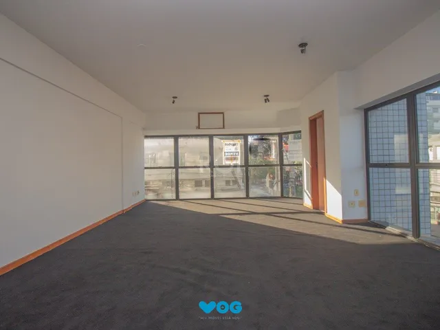 Imagem: Sala comercial com duas vagas de garagem