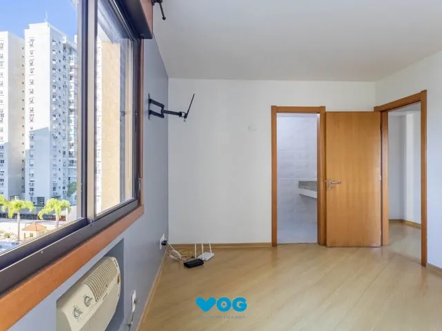 Imagem 2: Apartamento de 2 dormitorios à venda em Passo da Areia, Porto Alegre