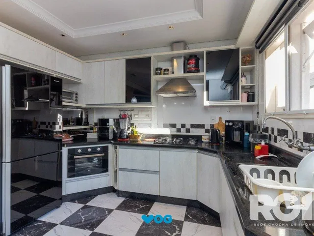 Imagem 8: Casa em Condomínio com 3 Suítes, Espaço Gourmet e 5 Vagas de Garagem