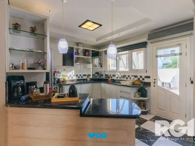 Imagem 13: Casa em Condomínio com 3 Suítes, Espaço Gourmet e 5 Vagas de Garagem