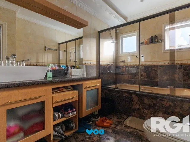 Imagem 10: Casa em Condomínio com 3 Suítes, Espaço Gourmet e 5 Vagas de Garagem