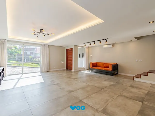 Imagem: Casa em condomínio com piscina e salão