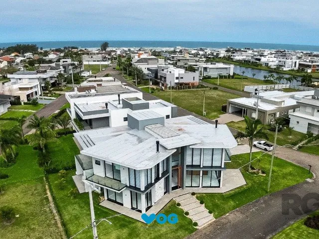 Imagem: A casa possui 5 Dormitórios, 5 Suítes, 7 Banheiros, 2