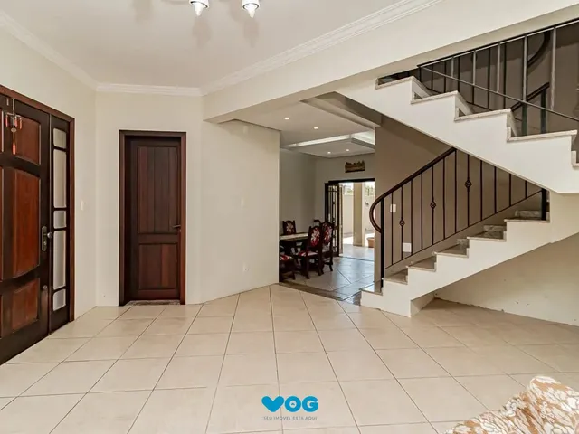 Imagem: Casa com 4 dormitórios e 2 pavimentos em