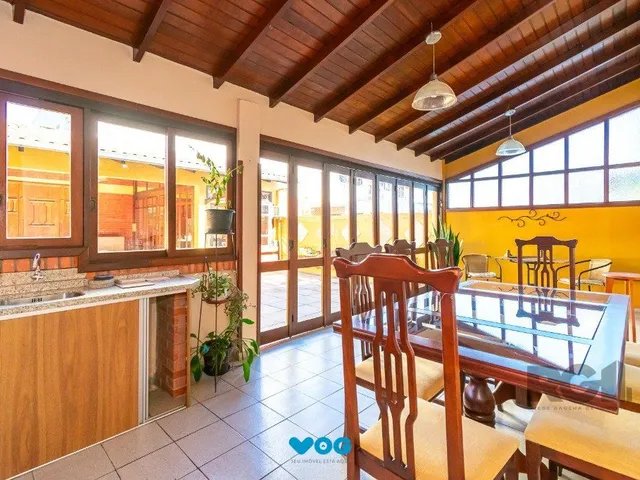 Imagem 2: Casa no Partenon com 4 dormitórios e 4 vagas DESOCUPADA