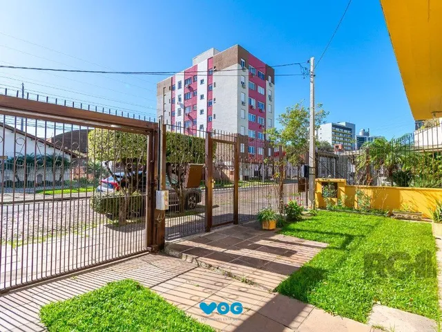 Imagem 6: Casa no Partenon com 4 dormitórios e 4 vagas DESOCUPADA