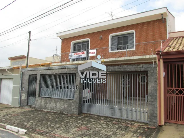Imagem: A casa possui 3 Dormitórios, 1 Suíte, 2 Banheiros, 4