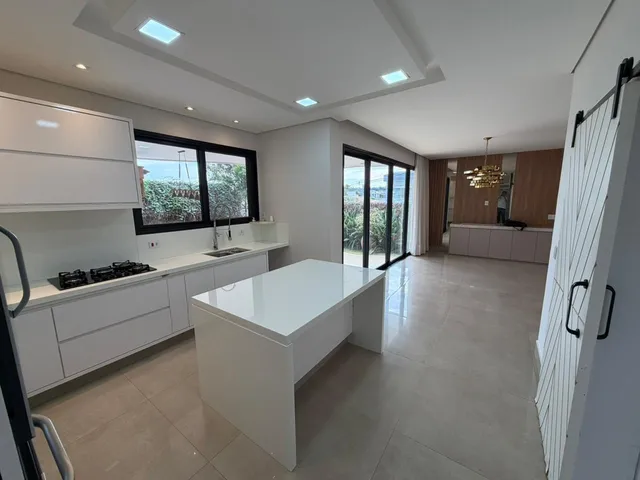 Imagem 2: Imperdível Casa em Condomínio à Venda - 4 quartos, 4 suítes, 2 salas, 6 banheiros, 4