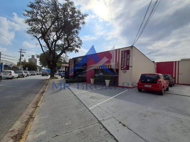 Imagem: A loja possui 2 Banheiros, 6 Vagas na garagem, 60m² de