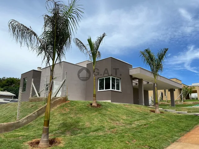 Imagem: A casa em condomínio possui 3 Dormitórios, 2 Suítes, 3