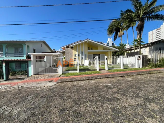 Imagem: A casa possui 4 Dormitórios, 1 Suíte, 3 Banheiros, 4