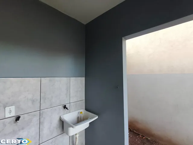 Imagem 2: Casa com 2 quartos, sala, cozinha, lavanderia, banheiro, garagem coberta
