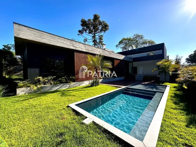 Imagem: A casa possui 3 Dormitórios, 3 Suítes, 4 Banheiros, 2 Vagas