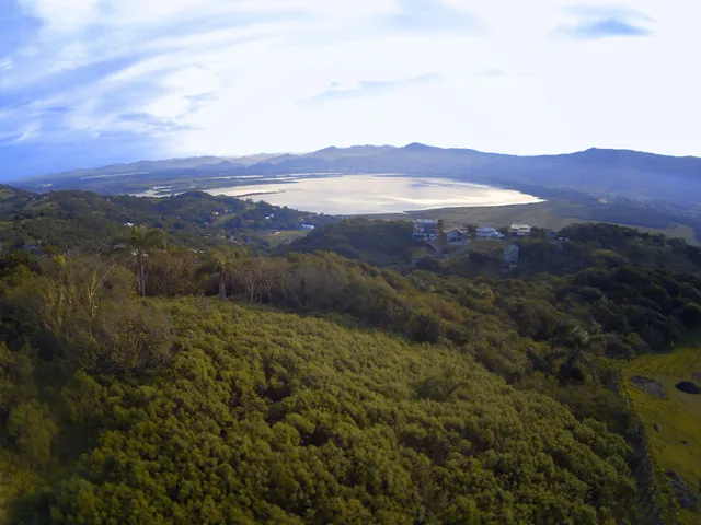 Imagem: O terreno possui 2.064m² de Área Privada e está