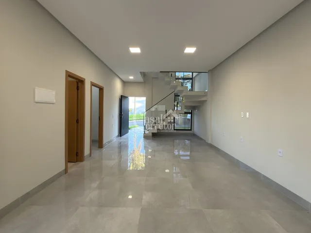 Imagem: A casa possui 3 Dormitórios, 3 Suítes, 4 Banheiros, 2 Vagas