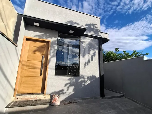 Imagem: A casa possui 2 Dormitórios, 1 Suíte, 2 Banheiros, 2