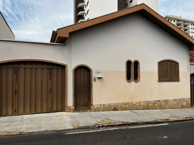 Imagem: A casa possui 3 Dormitórios, 2 Banheiros, 2 Vagas na